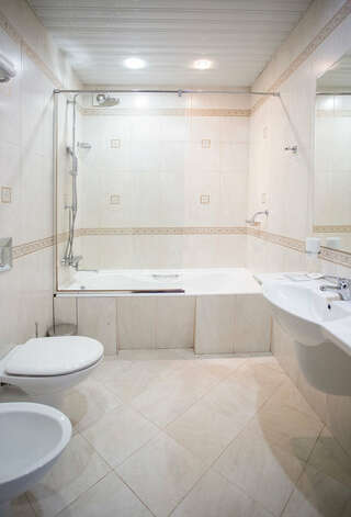 Гостиница Тихая площадь Новосибирск Трехместный номер "Полулюкс"-9